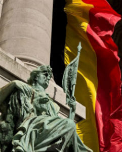 Drapeau belge près d'une statue à Bruxelles