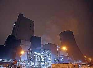Une centrale thermique, de nuit